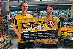 Vincent Vermeij und Nicolai Rapp mit einer XXL-Konsum-Vereinskarte im KONSUM-Markt.