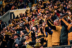 Fans im Rudolf-Harbig-Stadion bei einer Schalparade.