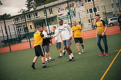 Jugendliche auf dem Fußballplatz