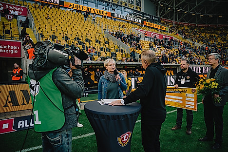 Interview auf dem Rasen des Rudolf-Harbig-Stadions mit Stadionsprecher Peter Hauskeller