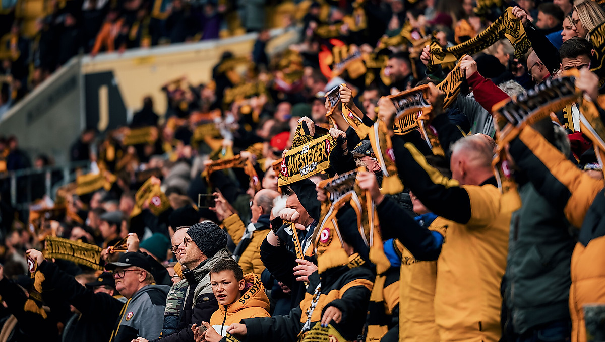 Fans im Rudolf-Harbig-Stadion bei einer Schalparade.