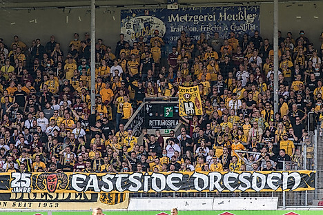 Gästeblock in der Heidenheimer Voith-Arena gefüllt mit Dynamo-Fans.