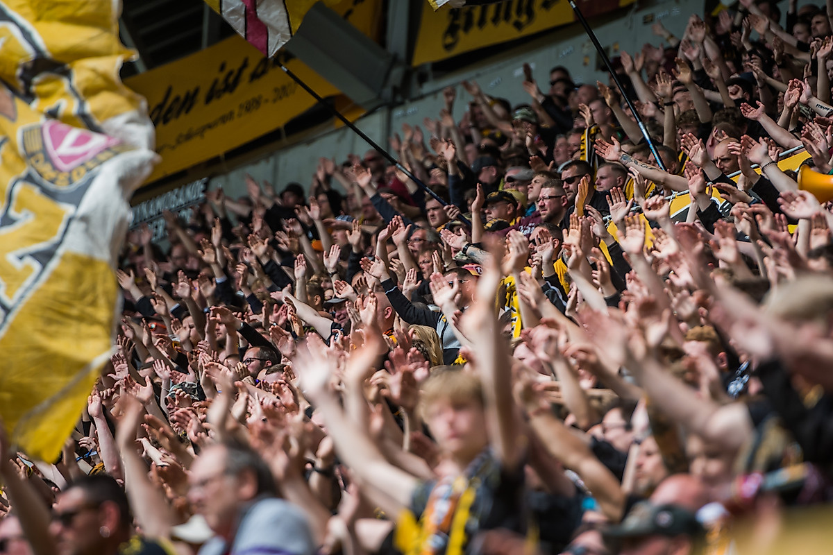 Jubelnde Fans im Rudolf-Harbig-Stadion