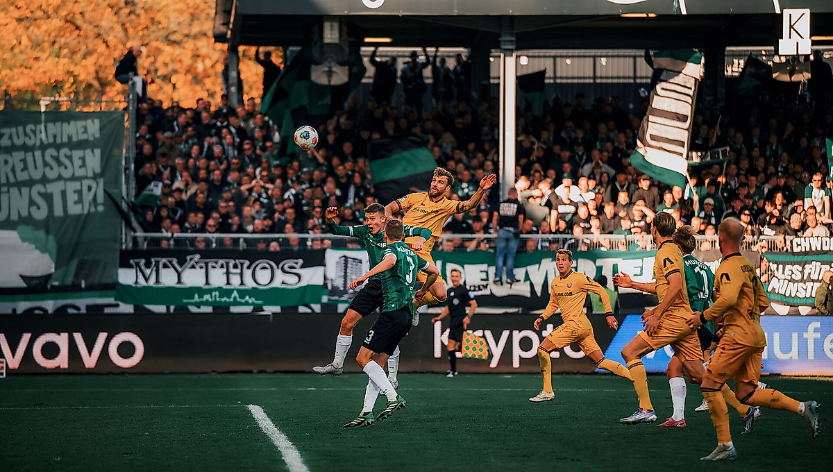 Kopfballduell zwischen mehreren Spielern