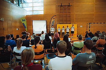 Pädagogische Fachkräfte in einer Turnhalle bei einer Weiterbildung.