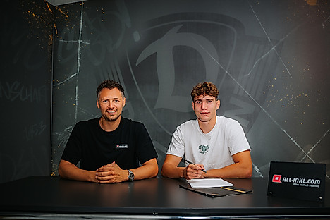 Sören Gonther und Friedrich Müller bei der Vertragsunterschrift.