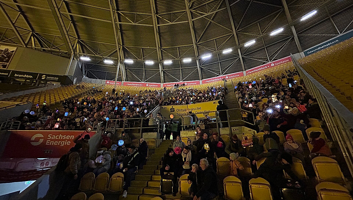 Menschen im Stadion mit Lampions