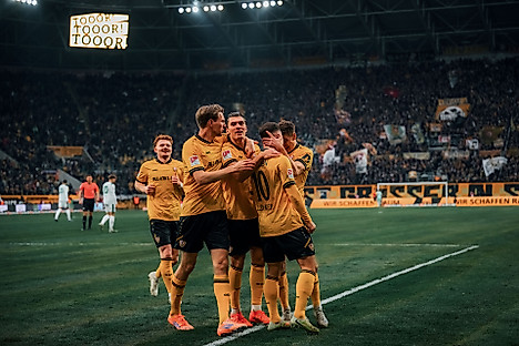 Jubeltraube aus Dynamo-Spielern