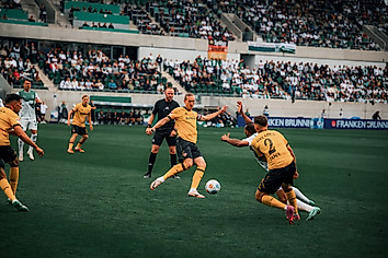 Vinko Sapina beim Klärungsversuch. Im Vordergrund Konrad Faber mit dem Rücken zur Kamera.