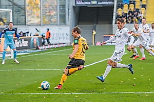Chris Löwe flankt ins Zentrum. | Foto: Dennis Hetzschold