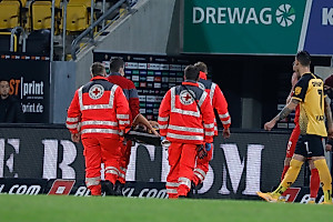 Chris Löwe muss nach einem Zweikampf mit der Trage vom Platz getragen werden. | Foto: Steffen Kuttner
