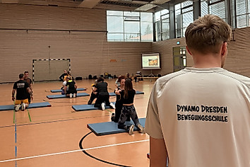 Menschen beim Sport in einer Turnhalle