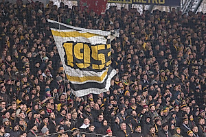 Rappelvoller Gästeblock. Knapp 2.400 Dynamos begleiteten die Mannschaft nach Berlin. (Foto: Steffen Kuttner)