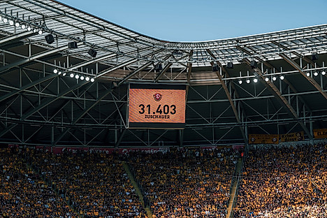Die Anzeigetafel im Rudolf-Harbig-Stadion.