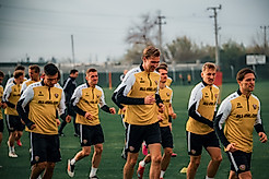 Die Mannschaft beim Laufen auf dem Rasen.
