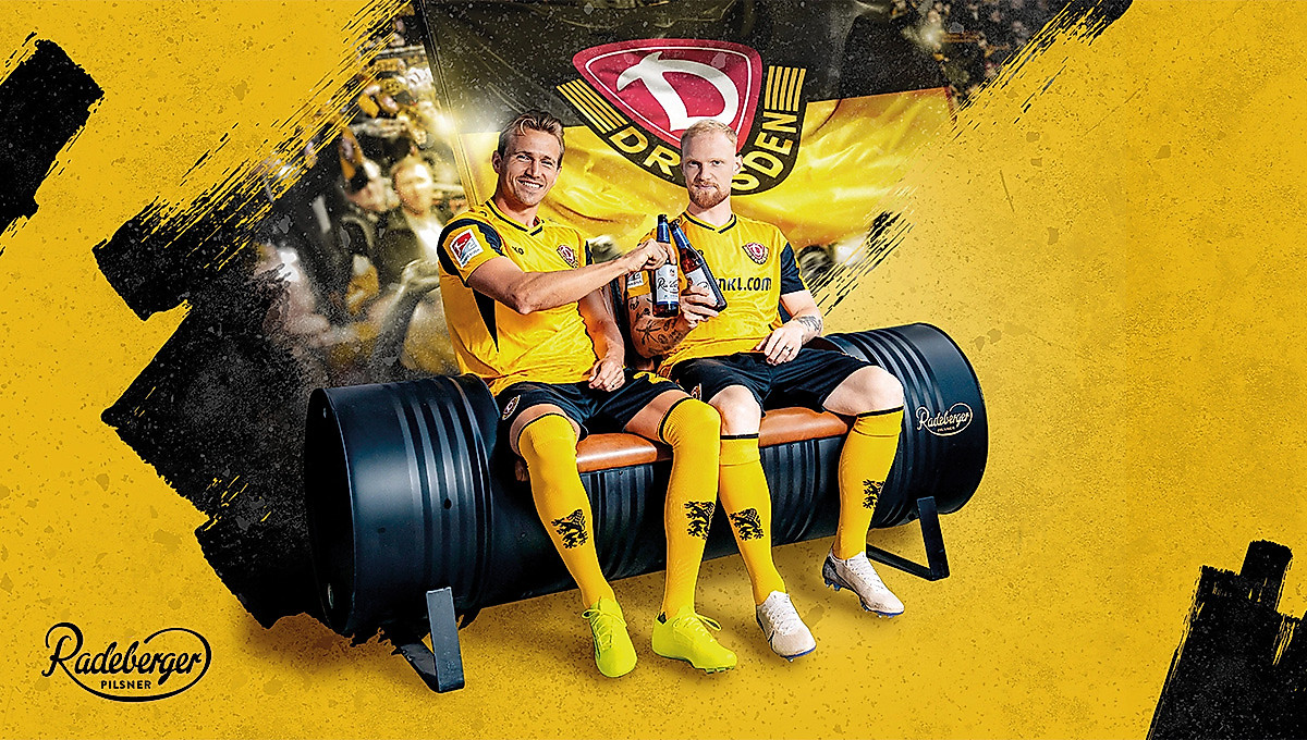 Lukas Boeder und Nils Fröling auf dem Radeberger Fan Sofa.