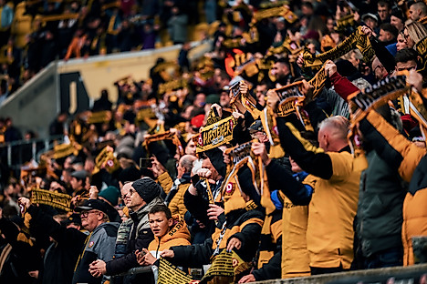 Fans im Rudolf-Harbig-Stadion