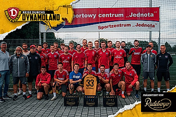 Ein Mannschaftsfoto der SG Crostwitz mit den Co-Trainern der SGD, Heiko Scholz und Manuel Klökler.