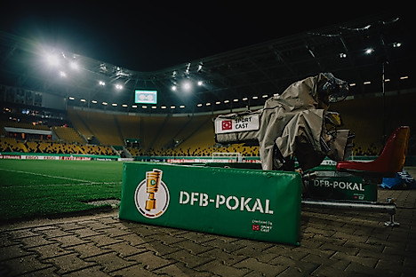 Eine Werbebande samt Fernsehkamera im Rudolf-Harbig-Stadion.