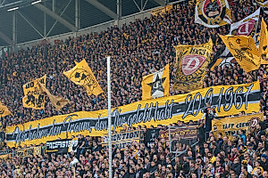 Spruchband und Dauergesang zum Europapokal-Jubiläum.