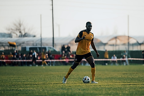 Dennis Duah im Trikot der SGD bei einem Testspiel.