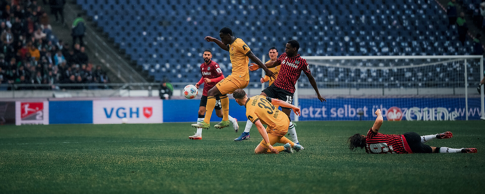 Kofi Amoako am Ball im Spiel gegen Hannover 96