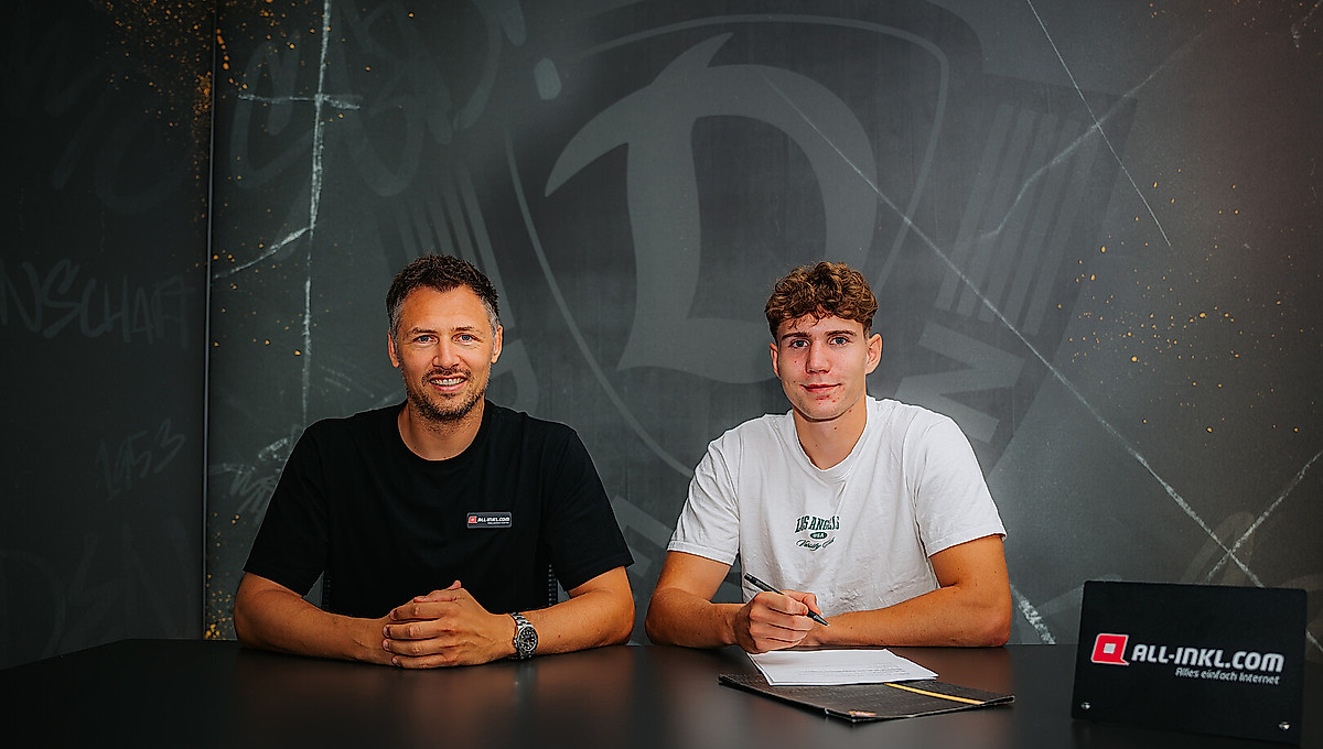Sören Gonther und Friedrich Müller bei der Vertragsunterschrift.