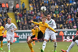 Niklas Hauptmann im Zweikampf mit Hannovers Prib
