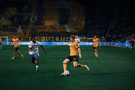 Robert Wagner spielt den Ball.