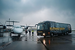 Ein Flugzeug neben dem Mannschaftsbus der SGD.