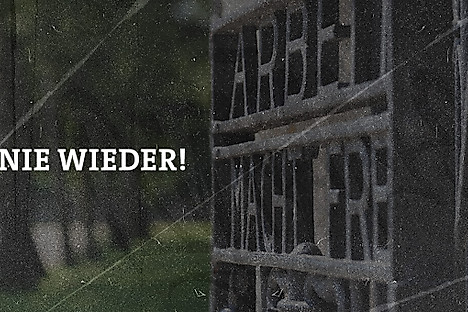 Das Eingangstor zum Konzentrationslager Dachau mit der Aufschrift Arbeit macht frei. Darüber der Schriftzug: Nie wieder!