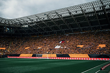 Ein prall gefüllter K-Block im Rudolf-Harbig-Stadion.