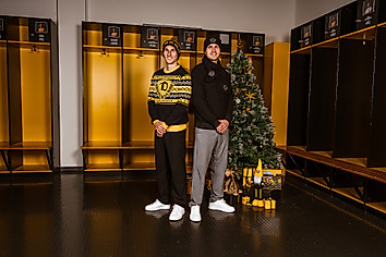 Konrad Faber und Lukas Boeder vor einem Weihnachtsbaum in der Mannschaftskabine.