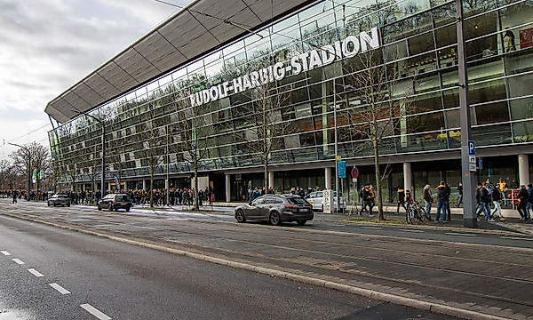 Fassade mit Schriftzug Rudolf-Harbig-Stadion
