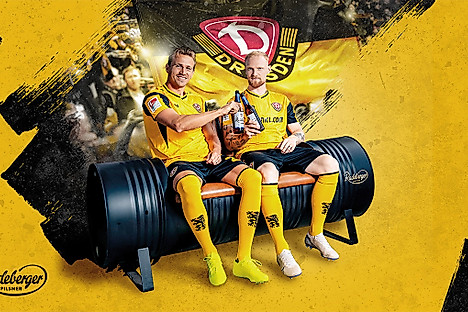 Lukas Boeder und Nils Fröling auf dem Radeberger Fan Sofa.