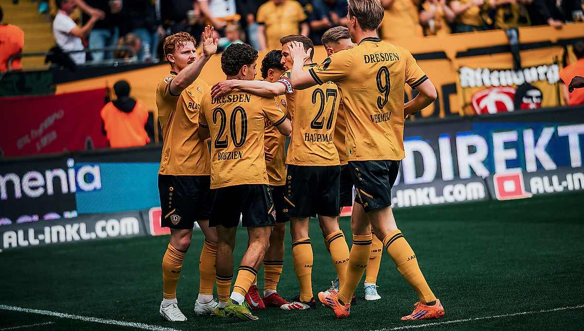 Dynamo-Spieler bejubeln ein Tor