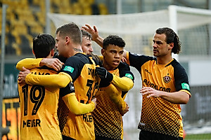 Daferner in der Jubeltraube nach seinem Kopfballtreffer zum 1:1. | Foto: Steffen Kuttner