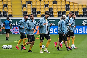 Zum Abschied von Dynamos Sportgeschäftsführer Ralf Minge laufen die Profis der SGD zu Beginn der Erwärmung mit Jeansjacken auf.