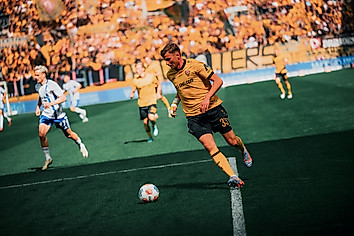 Christoph Daferner dribbelt mit dem Ball im Stadion.