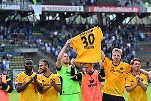 Schöne Geste: Nach dem Spiel zeigt die Mannschaft das Trikot von Stefan Kutschke.