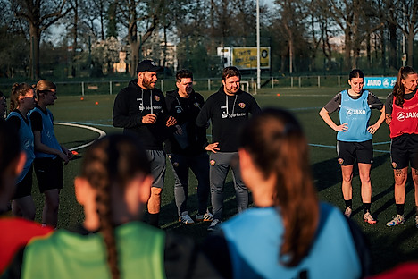 Drei Personen beim Fußballtraining
