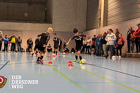 Nachwuchsspieler des Perspektivteams beim Training in der Halle.
