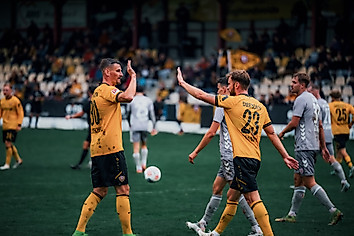 Stefan Kutschke und Lars Bünning klatschen sich ab.