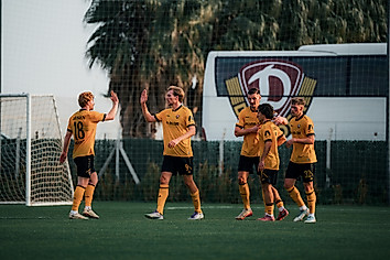 Dynamo-Spieler bejubeln einen Treffer.