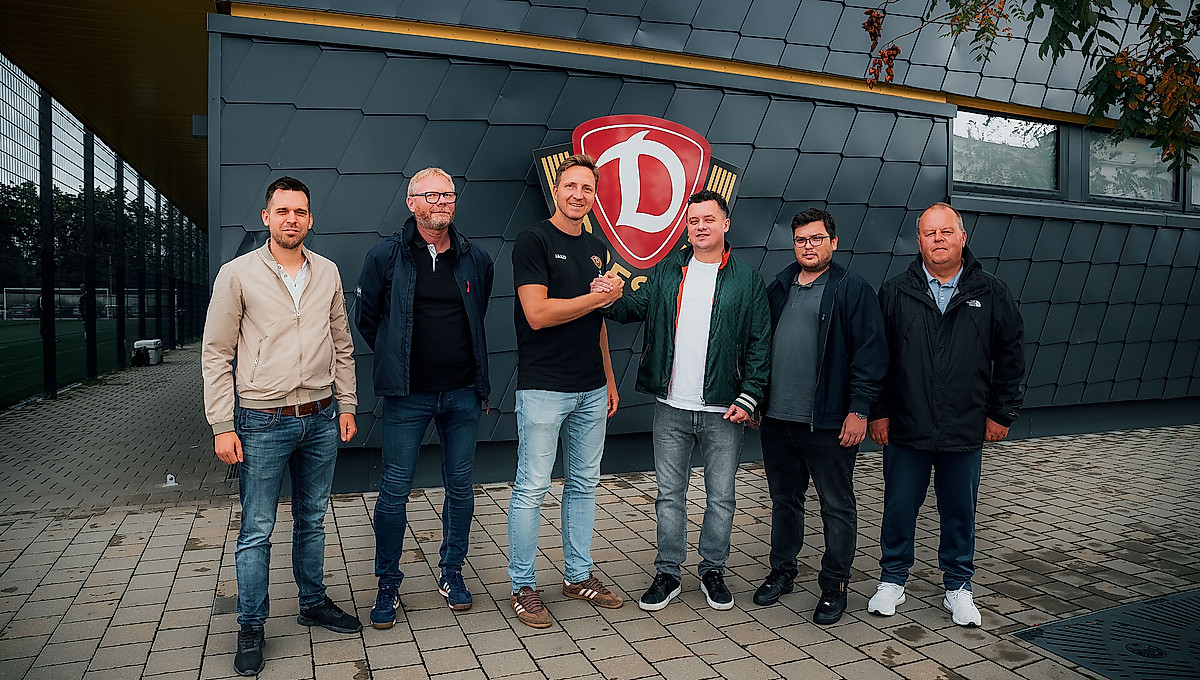 Marco Hartmann und die Kollegen aus Usti nad Labem besiegeln die Verlängerung symbolisch per Handschlag.