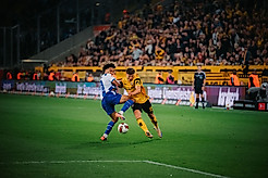 Zweikampf zwischen Spielern von Hertha BSC und Dynamo Dresden