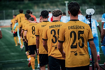 Die Spieler der U21 beim Einlaufen.