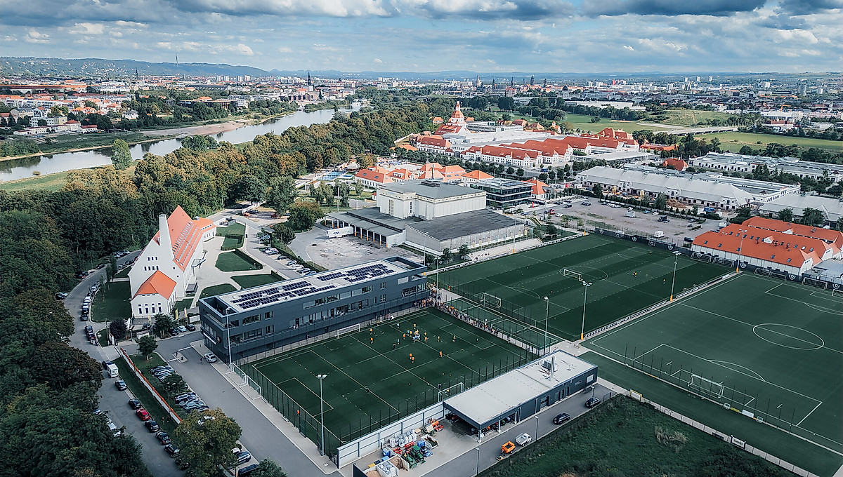 Dynamos Trainingszentrum am Messering 18 aus der Vogelperspektive mit Messegelände, Elbe und Altstadt im Hintergrund.