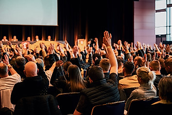 Eine Menschenmenge bei einer Abstimmung per Handzeichen.