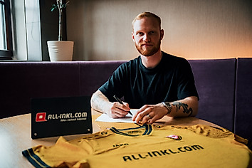 Neuzugang Nils Fröling bei unterschreibt seinen Vertrag bei Dynamo Dresden.